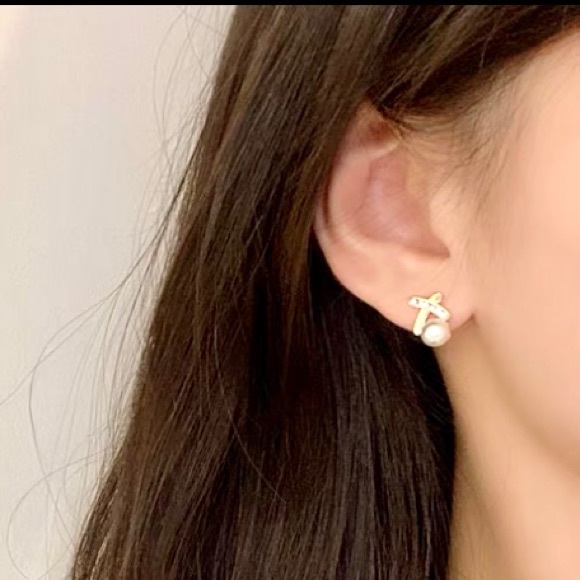 ❣️$25/3❣️ Elegant Tiny Faux Pearl Rhinestone Stud Earrings - Picture 7 of 10